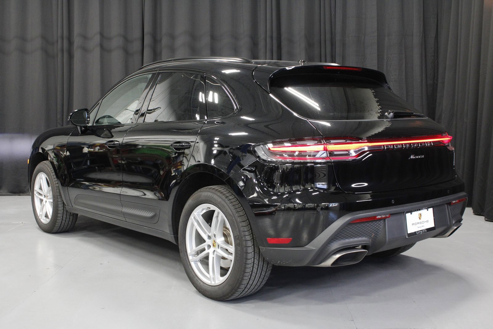 Used 2025 Porsche Macan image 3