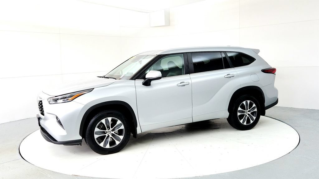 Certified 2024 Toyota Highlander XLE AWD/4WD image 3
