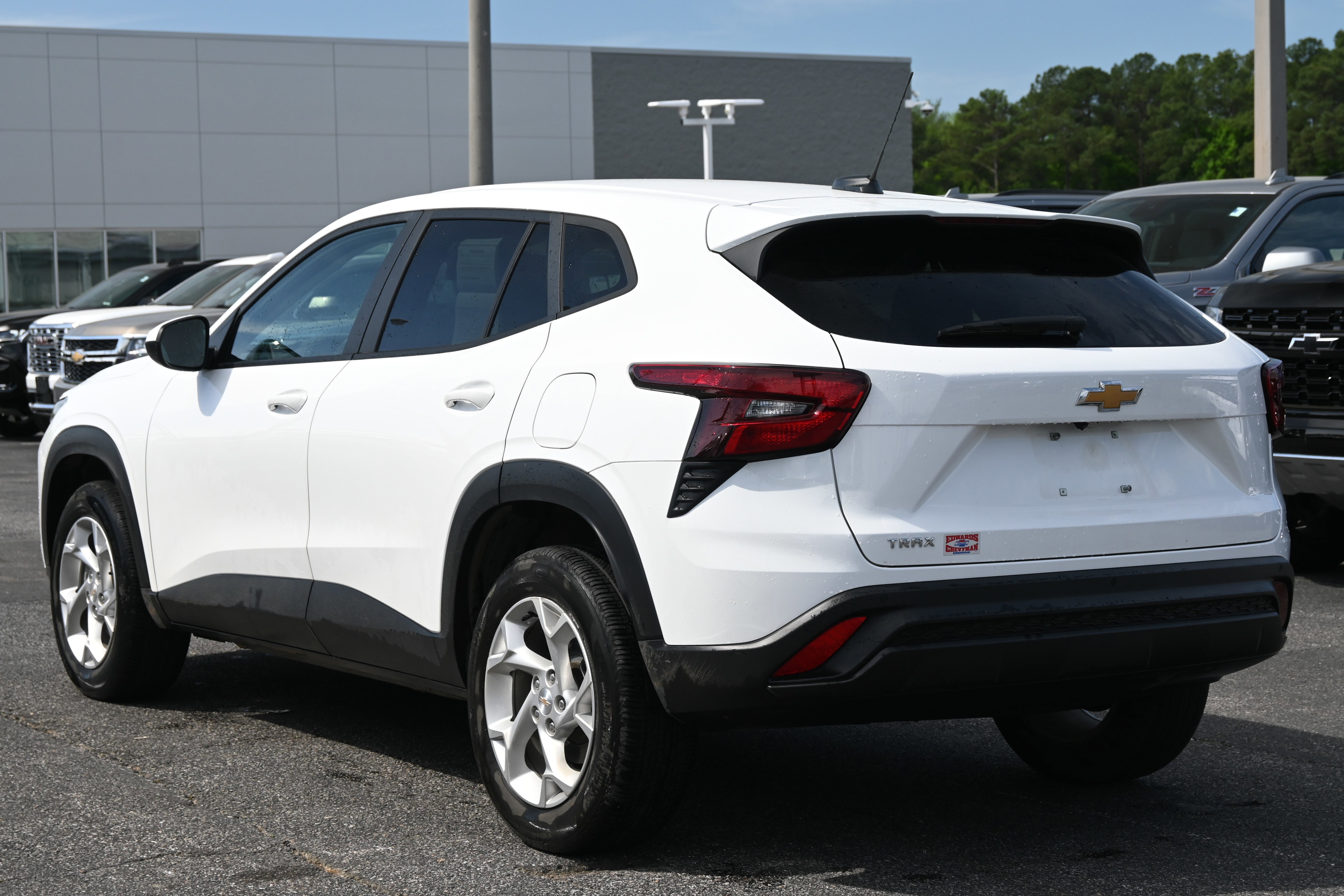 Used 2024 Chevrolet Trax LS w/ LS Convenience Package image 11