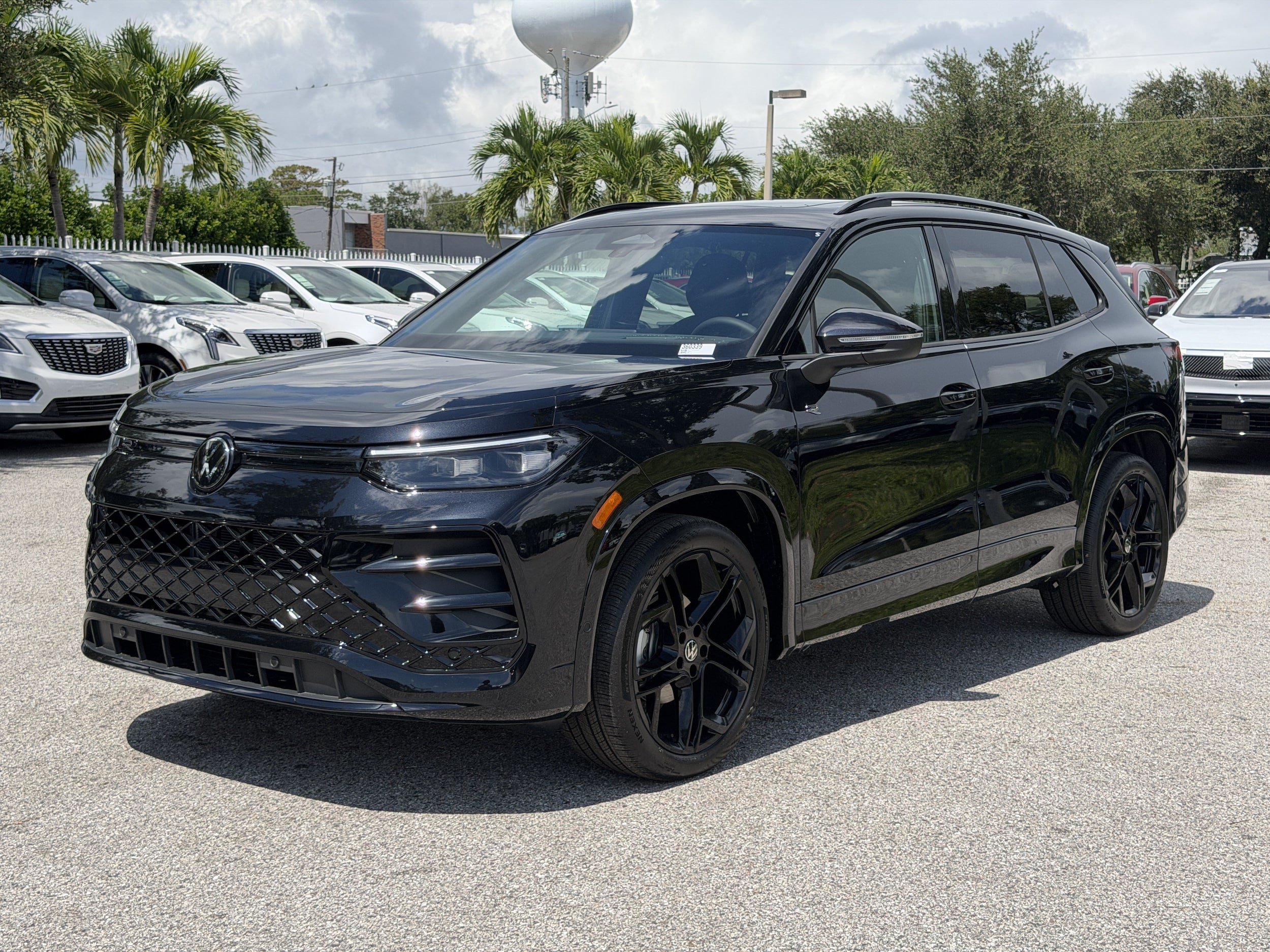 New 2026 Volkswagen Tiguan SE R-Line FWD image 3