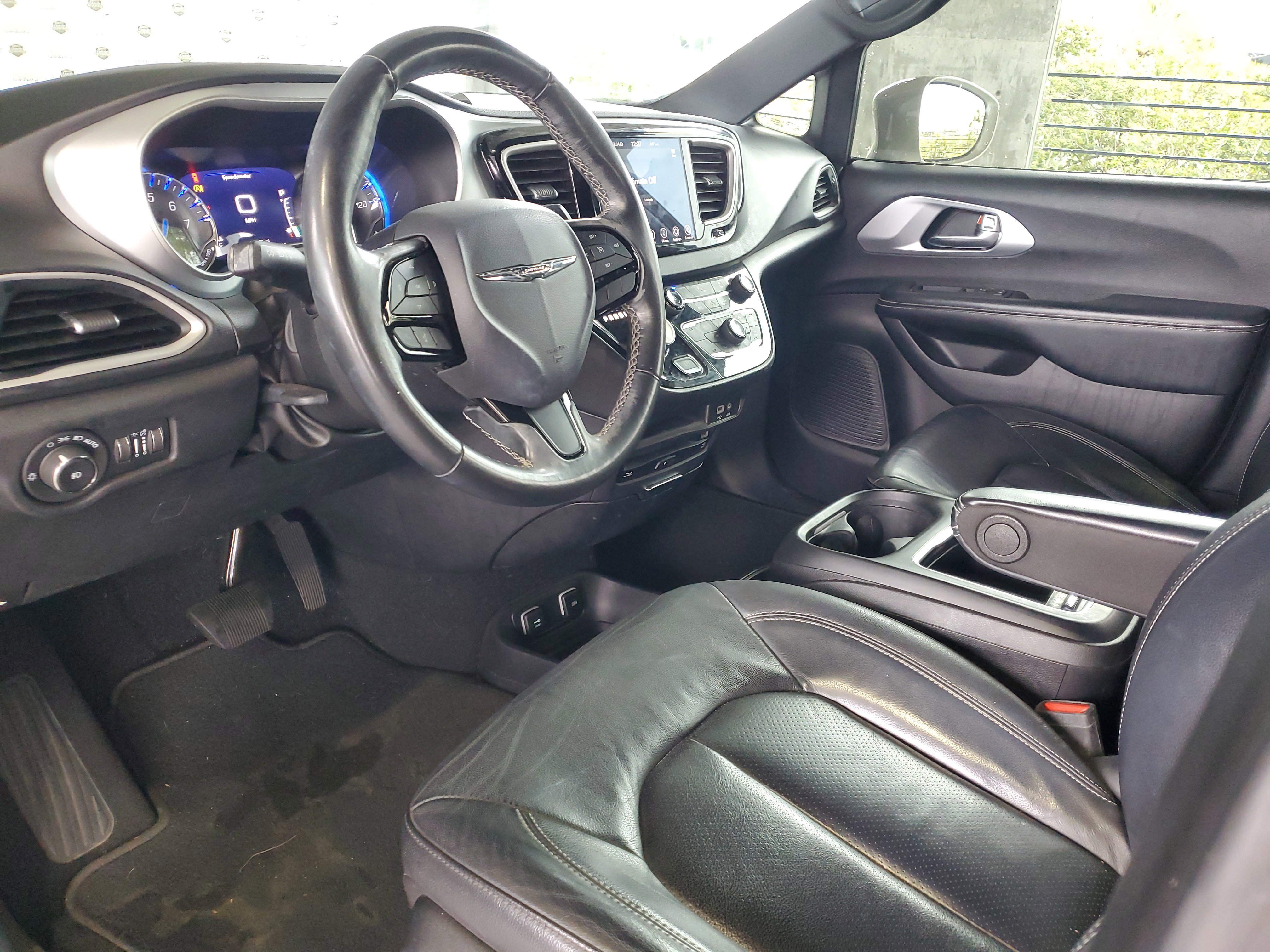 Used 2020 Chrysler Pacifica Touring-L Plus FWD image 17