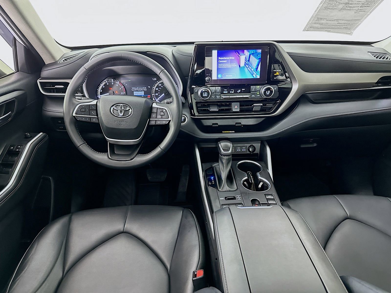 Used 2024 Toyota Highlander XLE AWD/4WD image 23