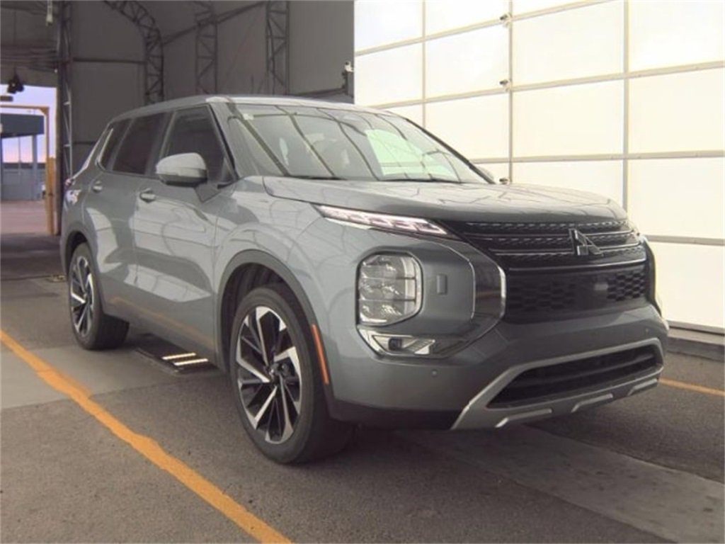 Used 2024 Mitsubishi Outlander SE Black Edition image 1