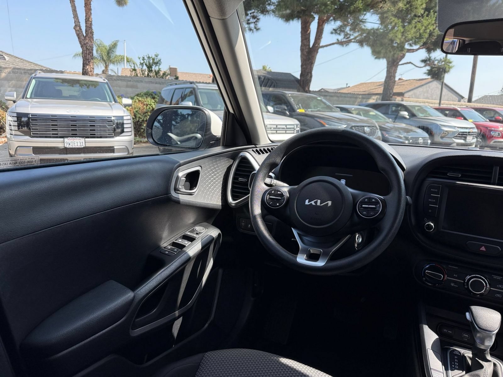 Used 2025 Kia Soul LX w/ LX Technology Package FWD image 30