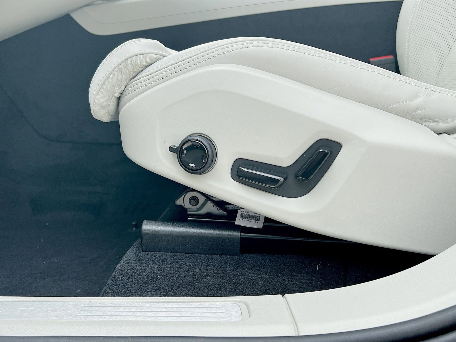 New 2026 Volvo XC60 B5 Ultra w/ Protection Package Premier image 14