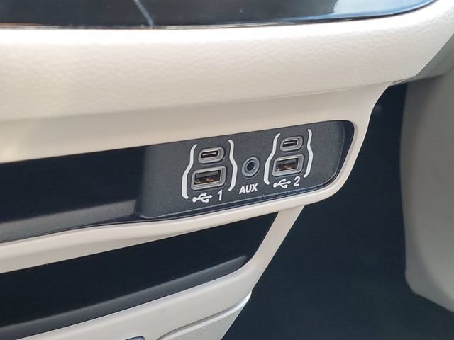 Used 2023 Chrysler Pacifica Touring-L FWD image 22