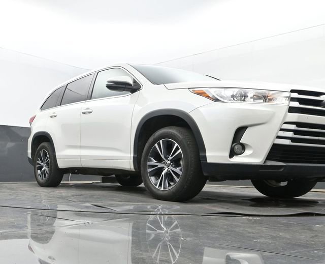 Used 2018 Toyota Highlander Plus FWD image 9