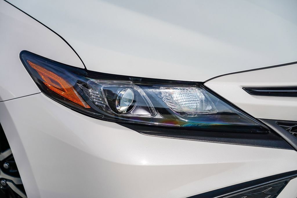 Used 2023 Toyota Camry SE image 3