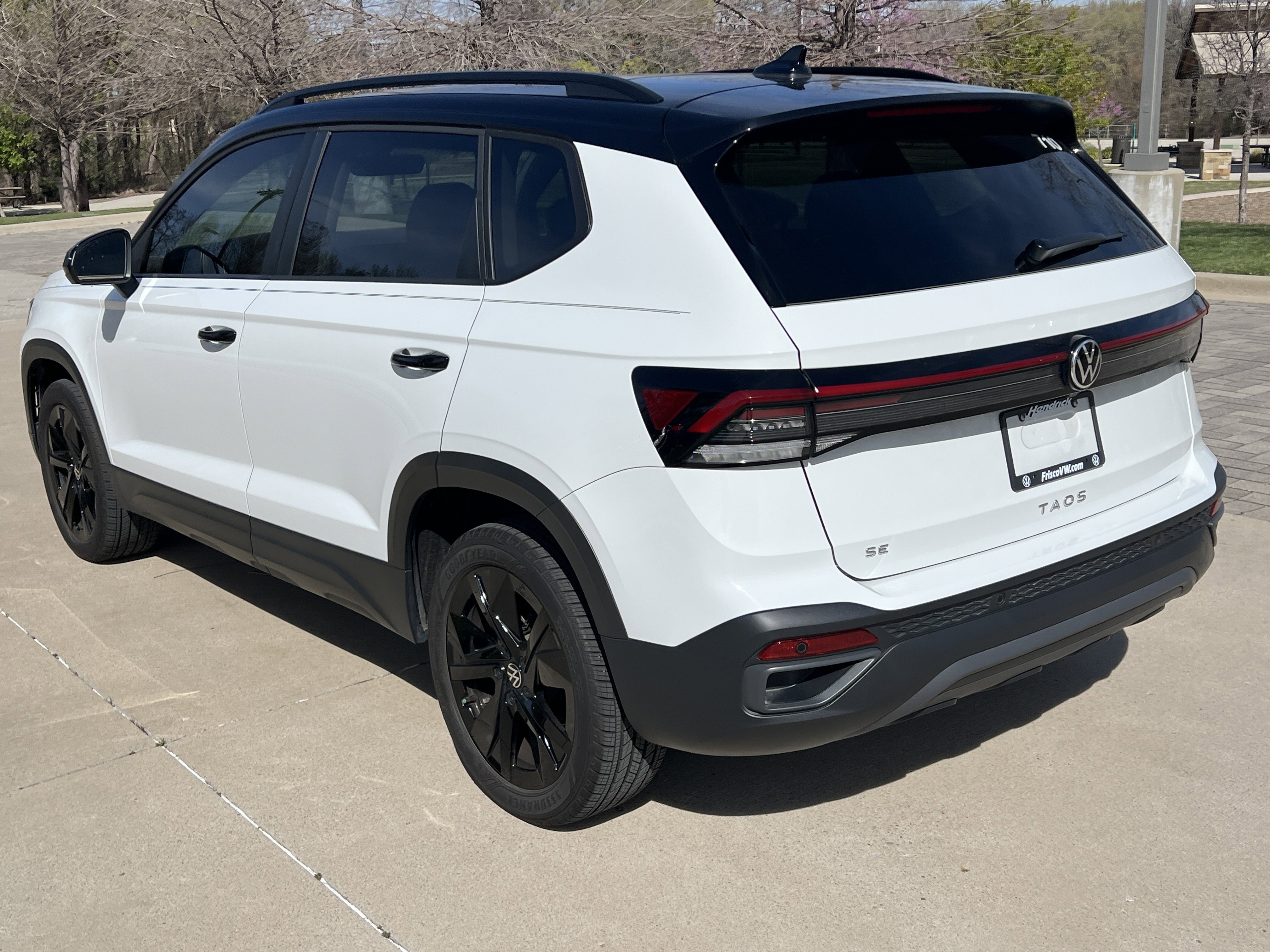 Certified 2025 Volkswagen Taos SE image 8