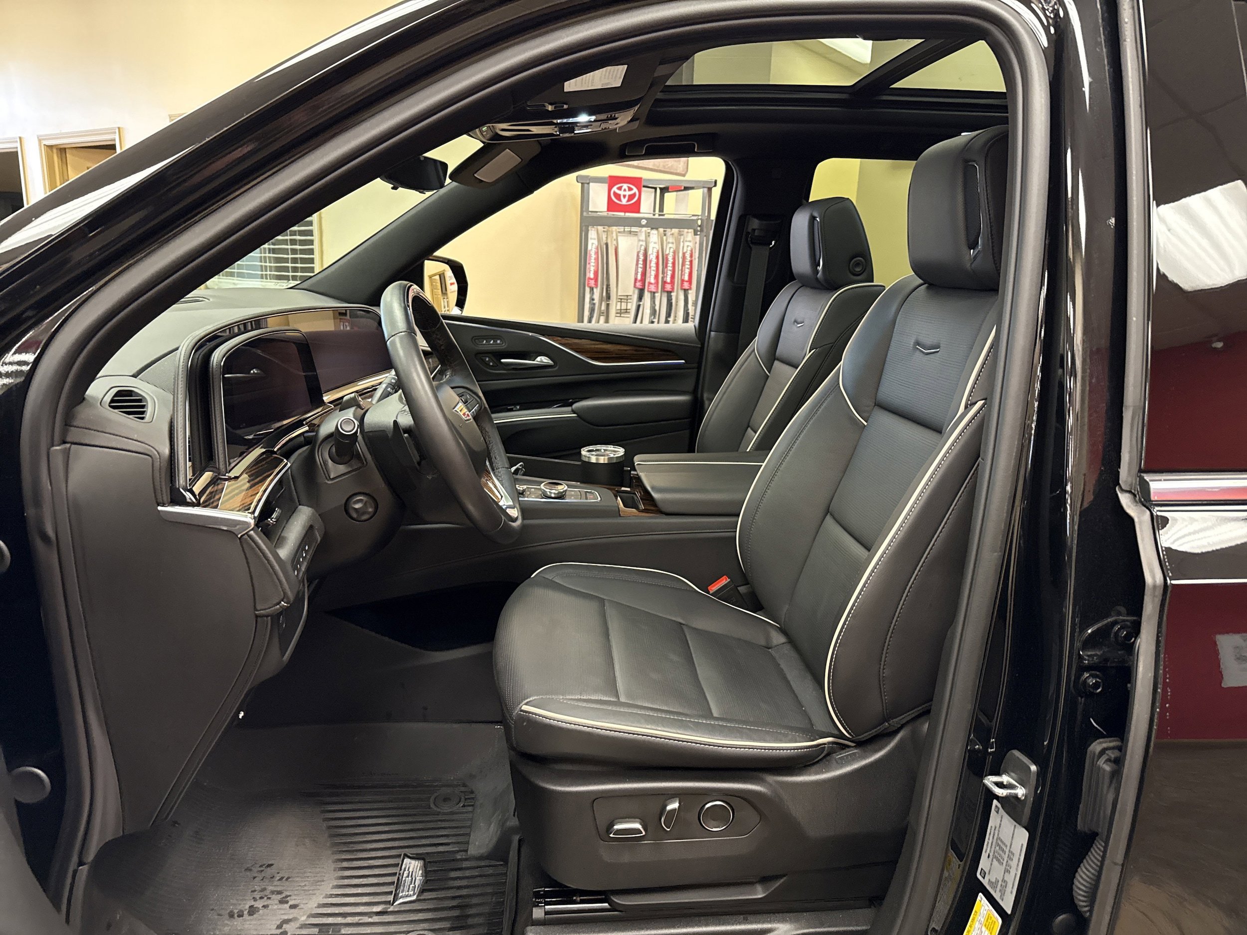 Used 2024 Cadillac Escalade Premium Luxury image 6