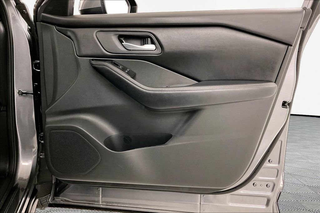 Used 2025 Nissan Rogue SV image 23