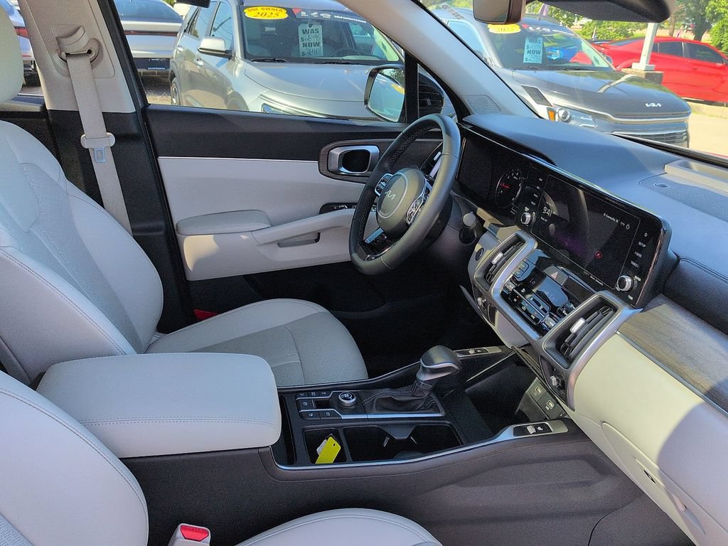 Used 2023 Kia Sorento EX w/ Panoramic Sunroof Package FWD image 7