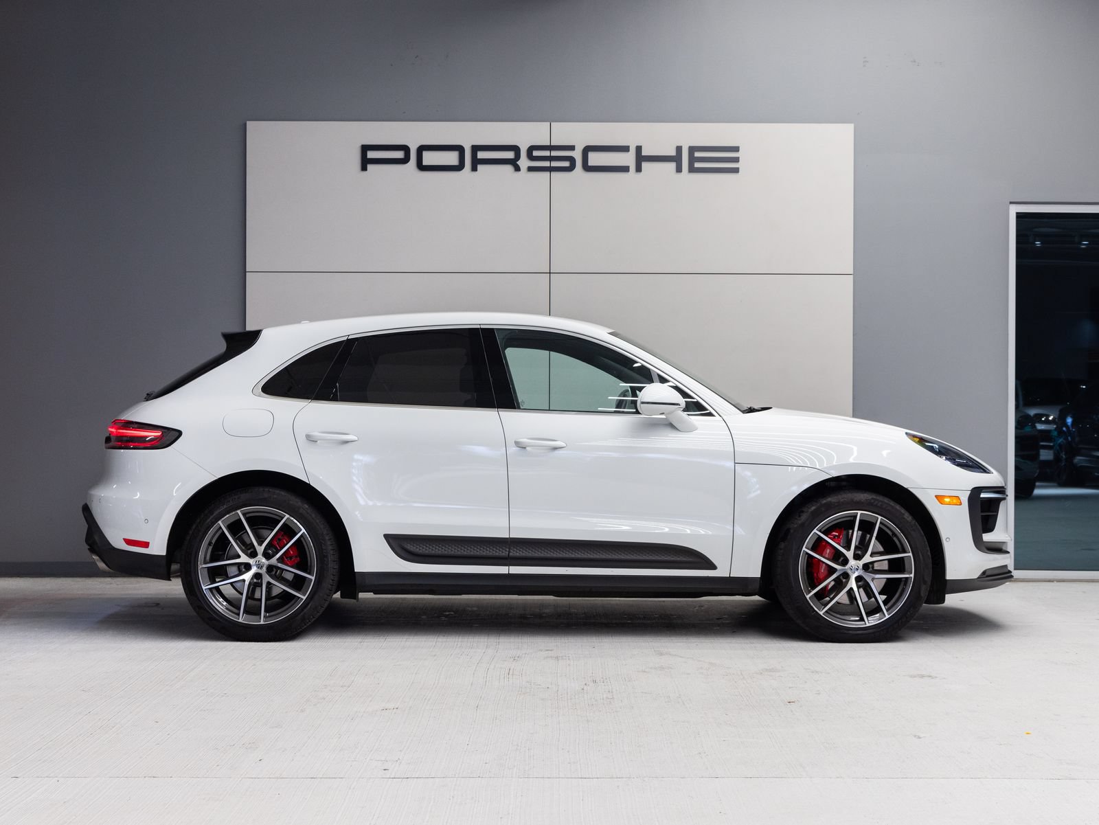 Certified 2023 Porsche Macan S AWD/4WD image 8