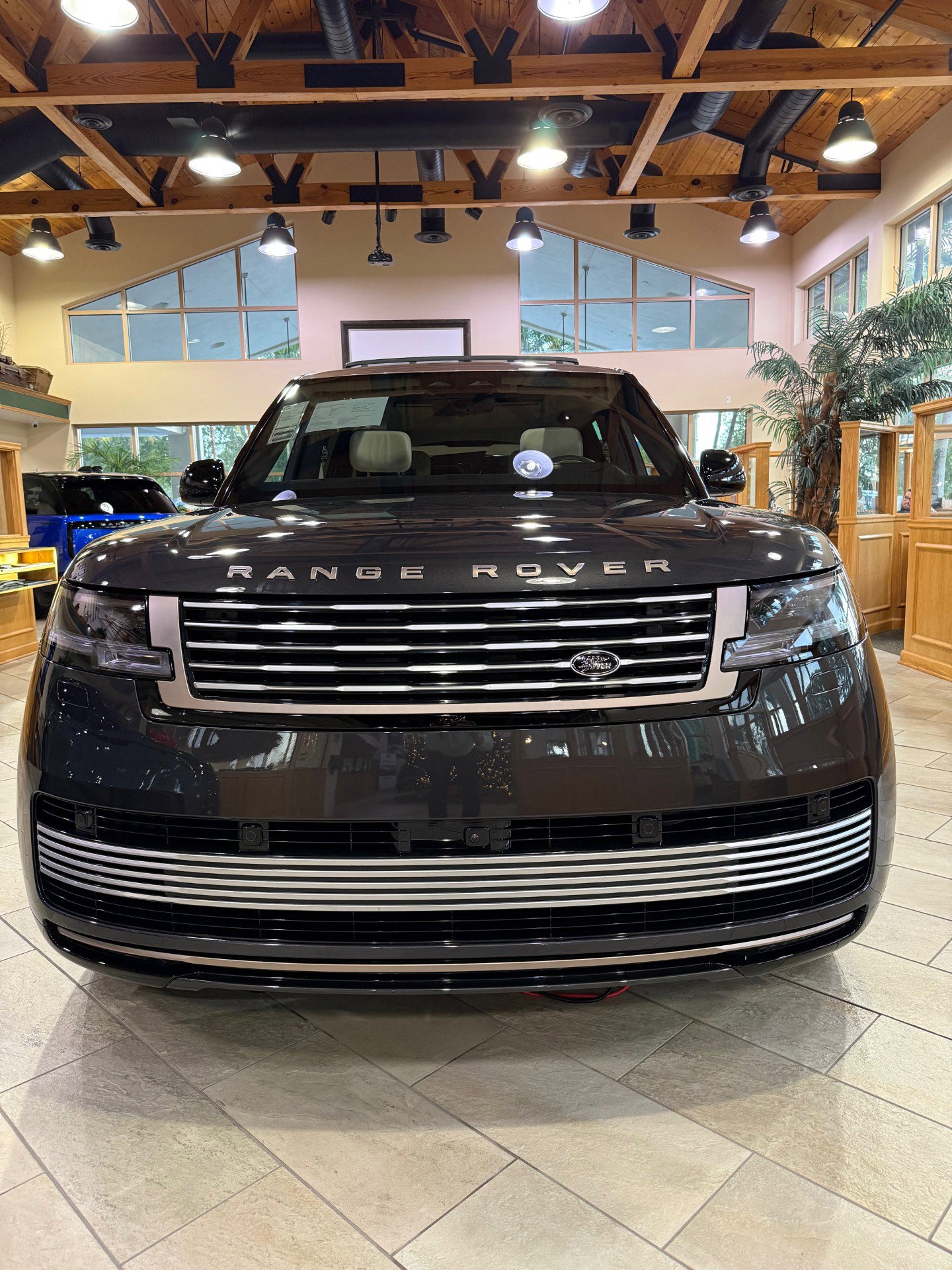 Used 2025 Land Rover Range Rover SV image 10