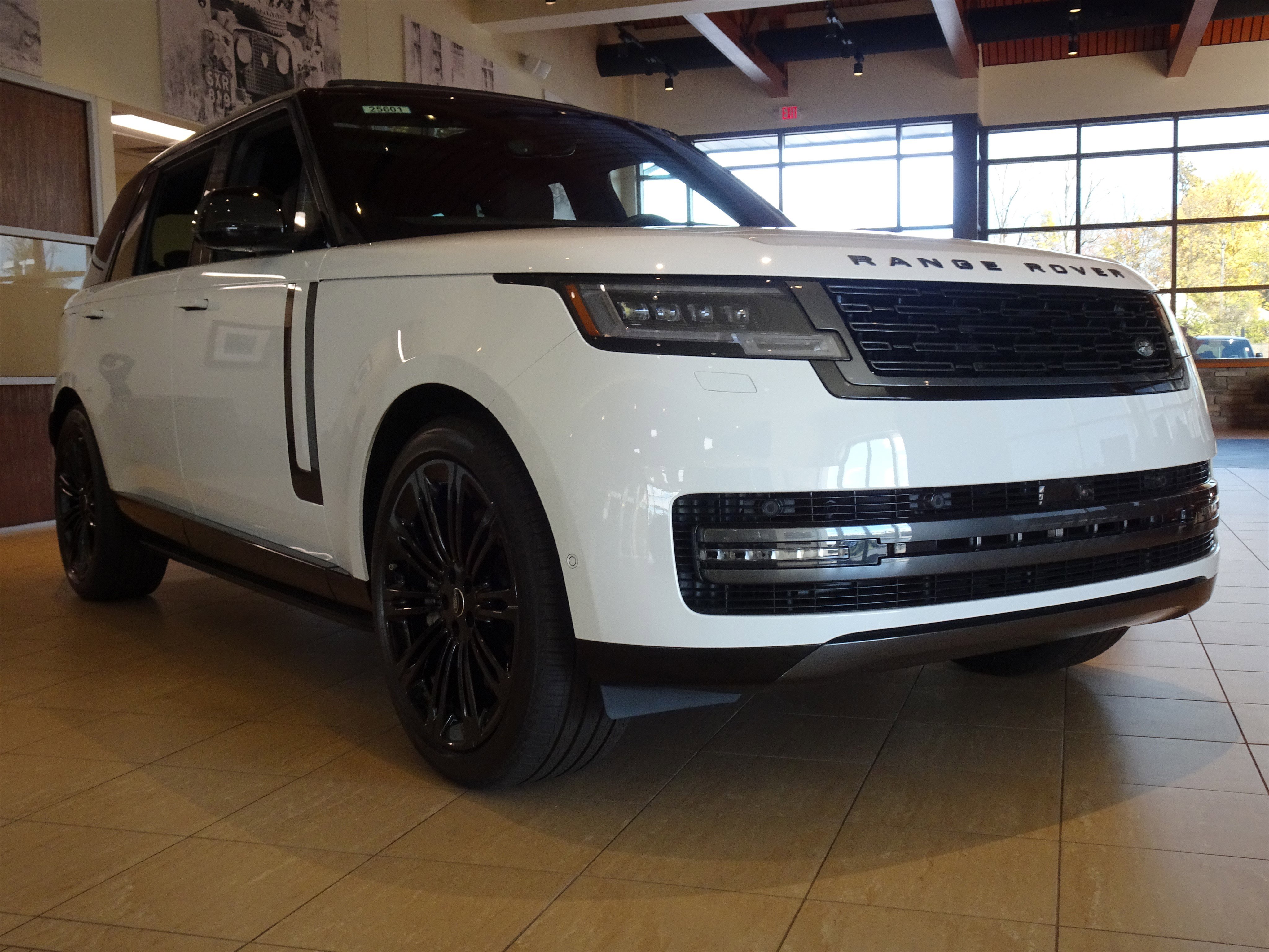 New 2025 Land Rover Range Rover Long Wheelbase SE image 12
