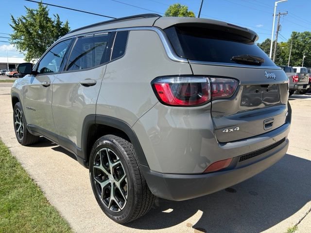 Used 2024 Jeep Compass Latitude AWD/4WD image 2