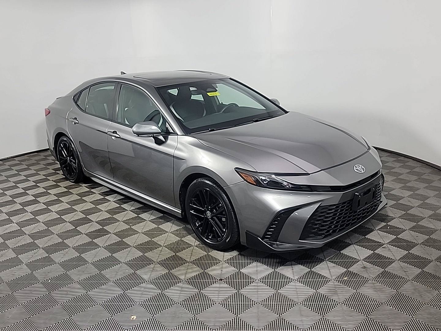 Used 2025 Toyota Camry SE w/ Convenience Package FWD image 2