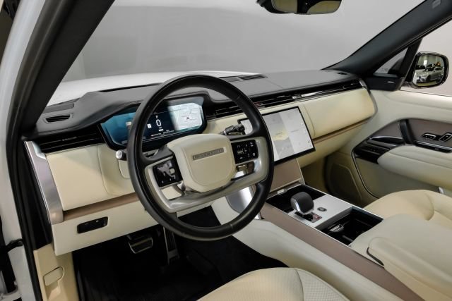 Used 2025 Land Rover Range Rover SE AWD/4WD image 4