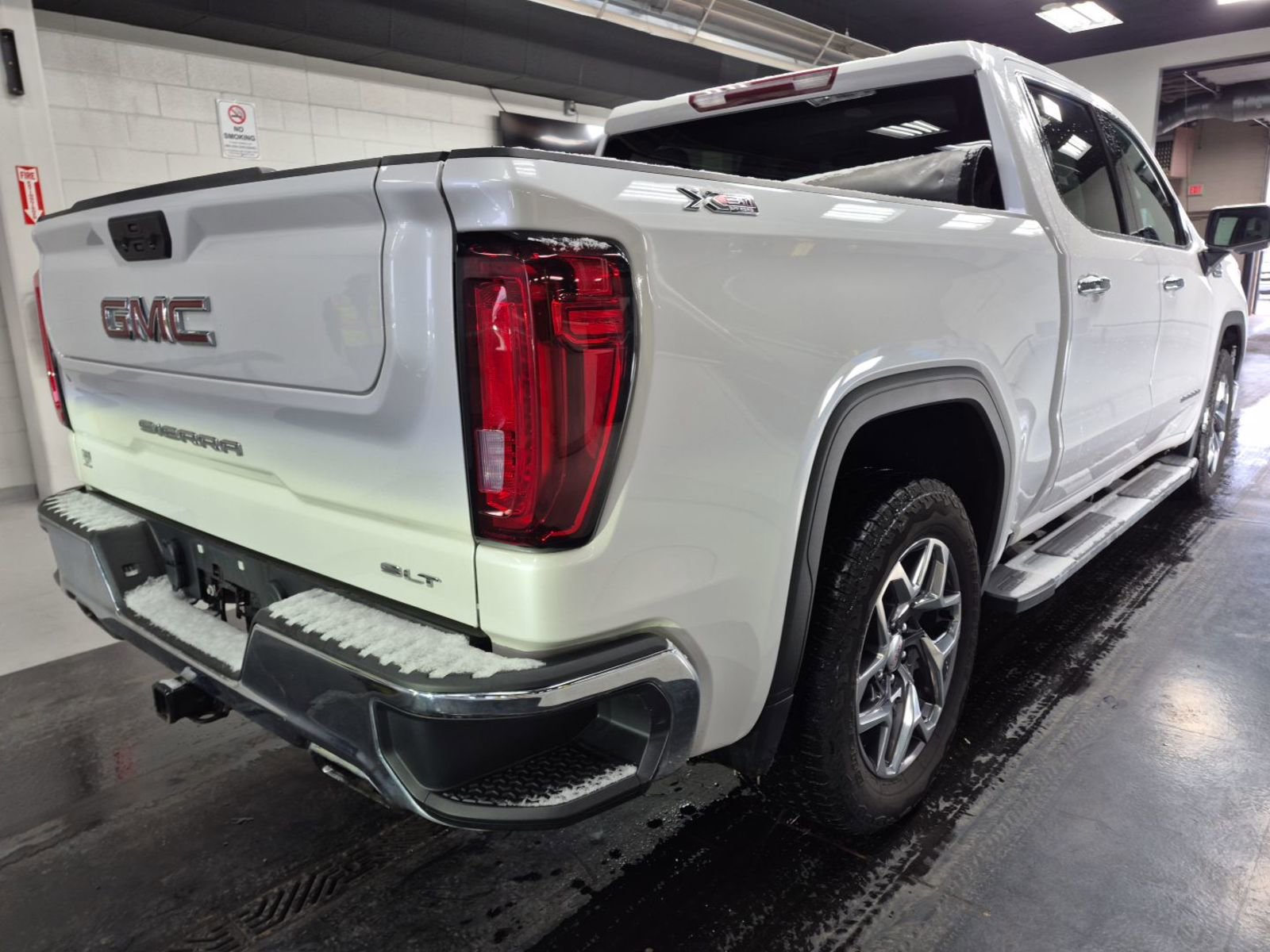 Used 2022 GMC Sierra 1500 SLT AWD/4WD image 3
