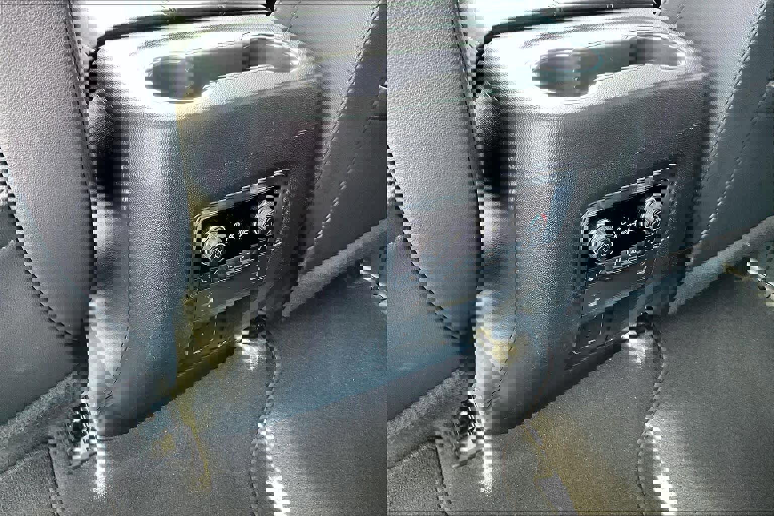 Used 2022 Chevrolet Suburban LT w/ Luxury Package image 34