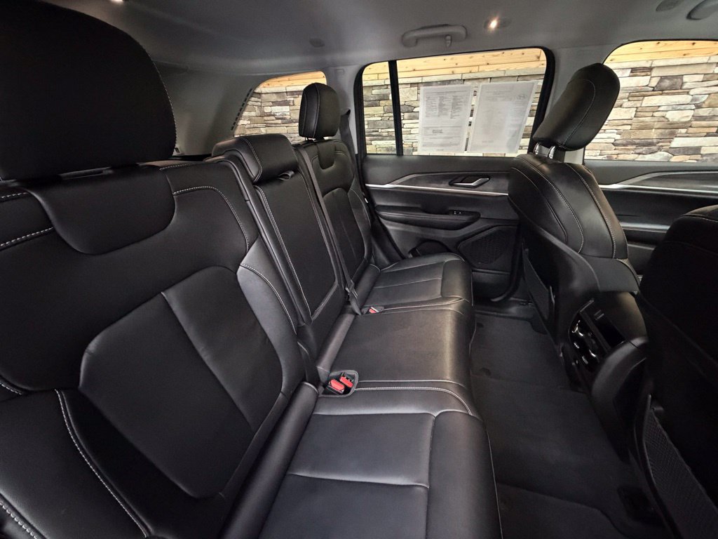 Used 2023 Jeep Grand Cherokee Limited AWD/4WD image 32