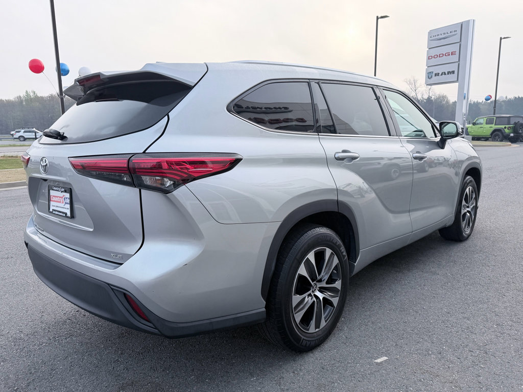 Used 2021 Toyota Highlander XLE image 6
