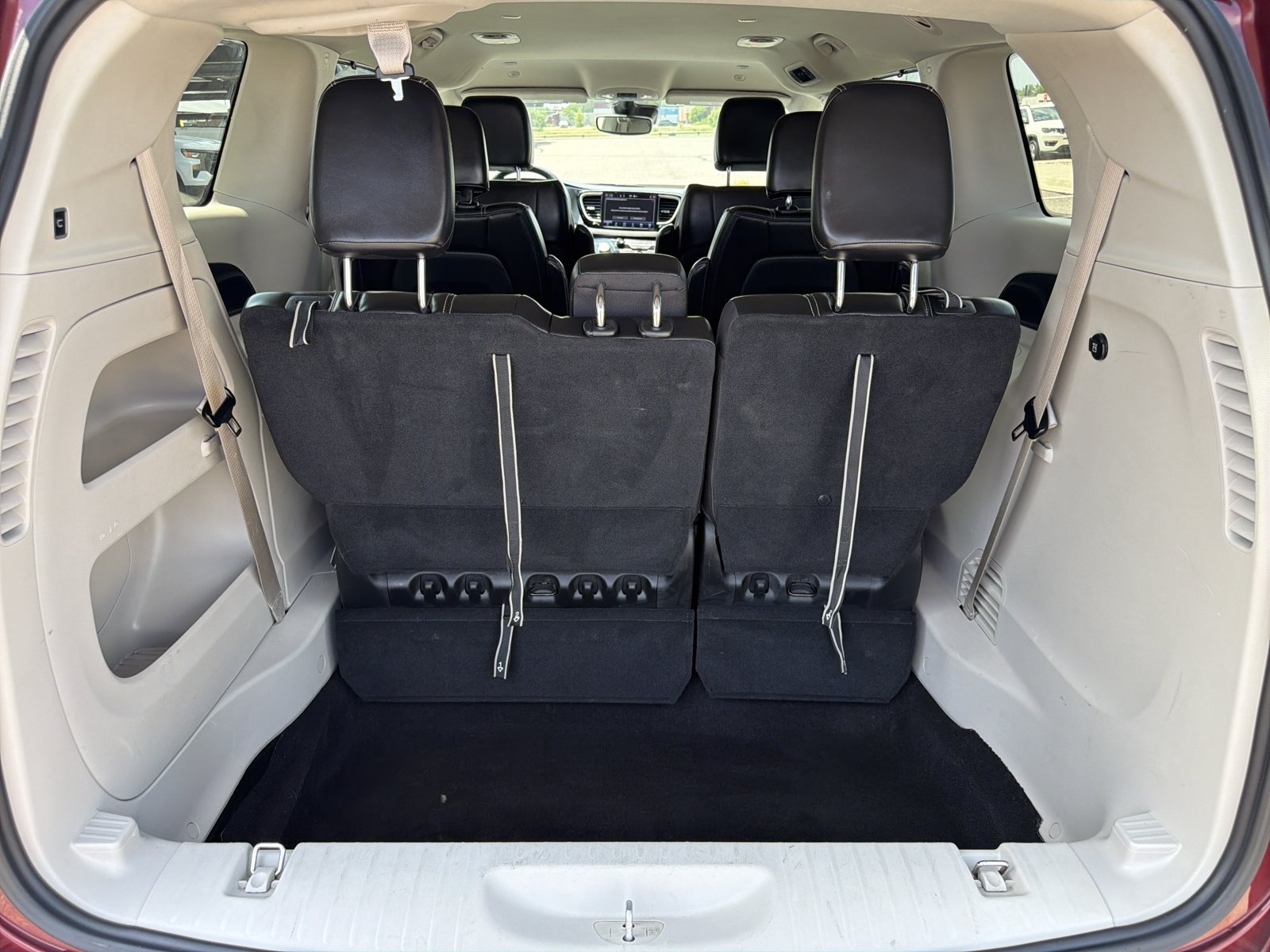 Used 2023 Chrysler Pacifica Touring-L FWD image 9