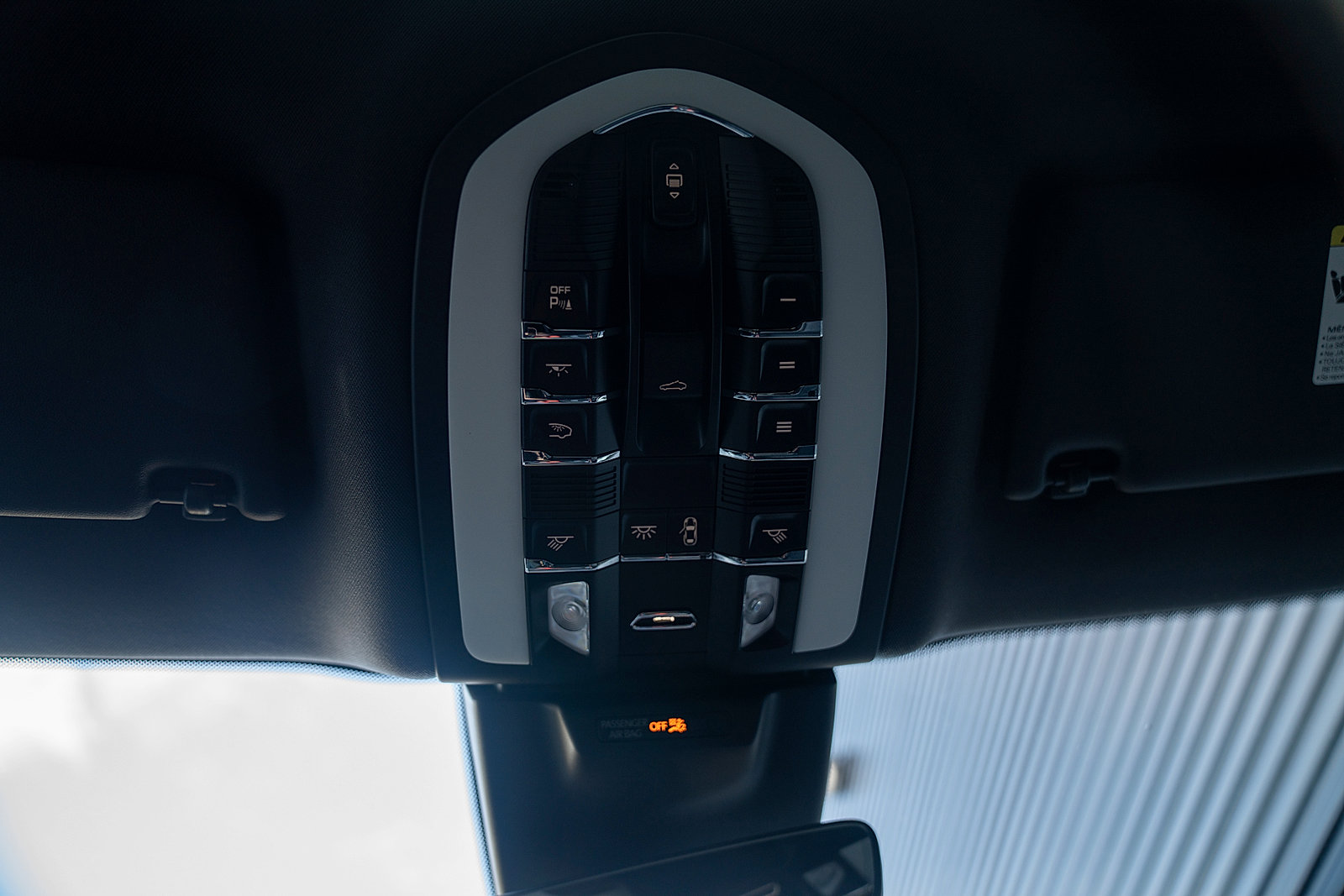 Certified 2025 Porsche Macan Turbo AWD/4WD image 10