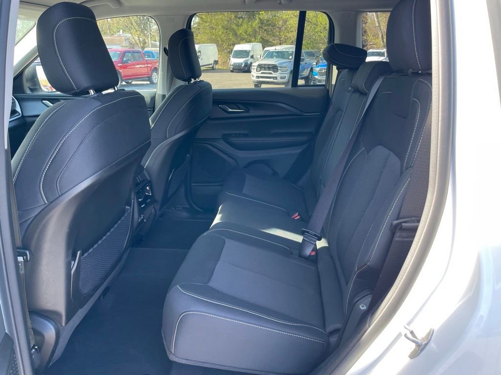Used 2023 Jeep Grand Cherokee Laredo w/ Luxury Tech Group I AWD/4WD image 10