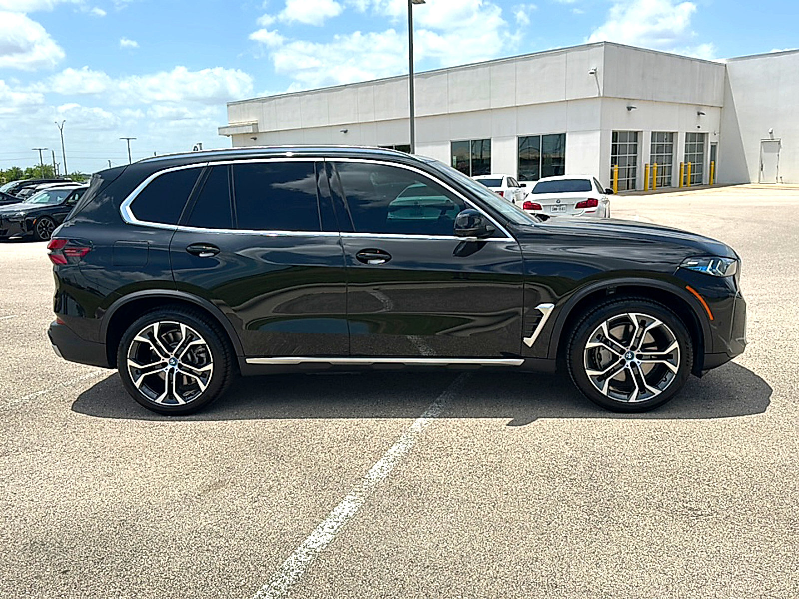 Certified 2025 BMW X5 xDrive50e w/ Premium Package AWD/4WD image 9
