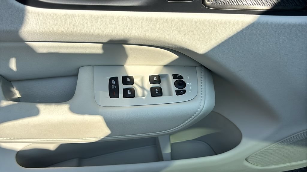 Certified 2025 Volvo XC60 B5 Ultra AWD/4WD image 13