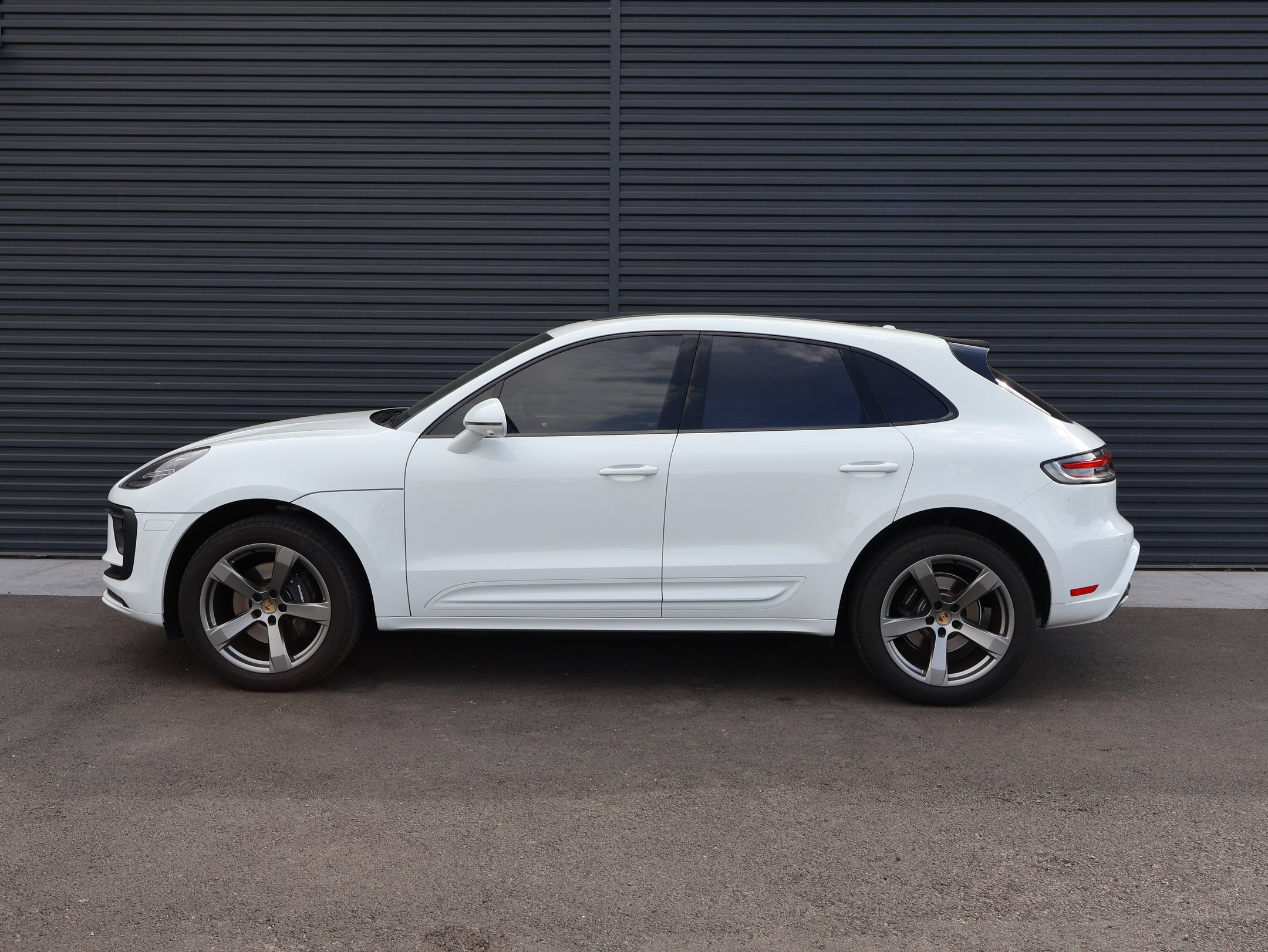 Certified 2023 Porsche Macan AWD/4WD image 2