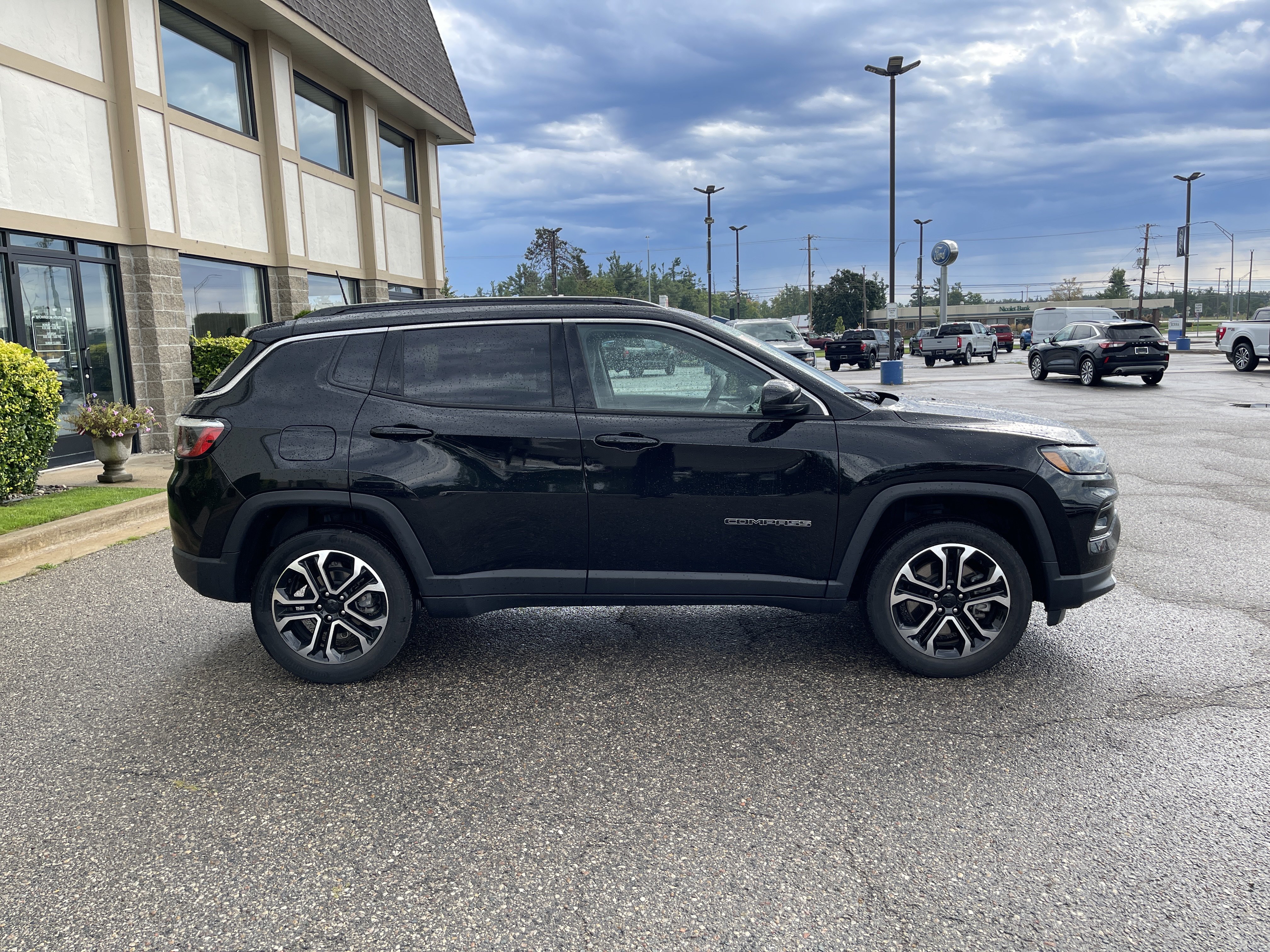 Used 2023 Jeep Compass Limited AWD/4WD image 3