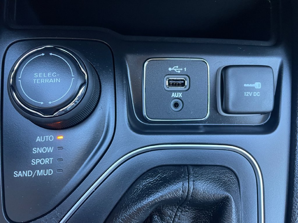 Certified 2020 Jeep Cherokee Latitude Plus w/ Comfort/Convenience Group AWD/4WD image 37