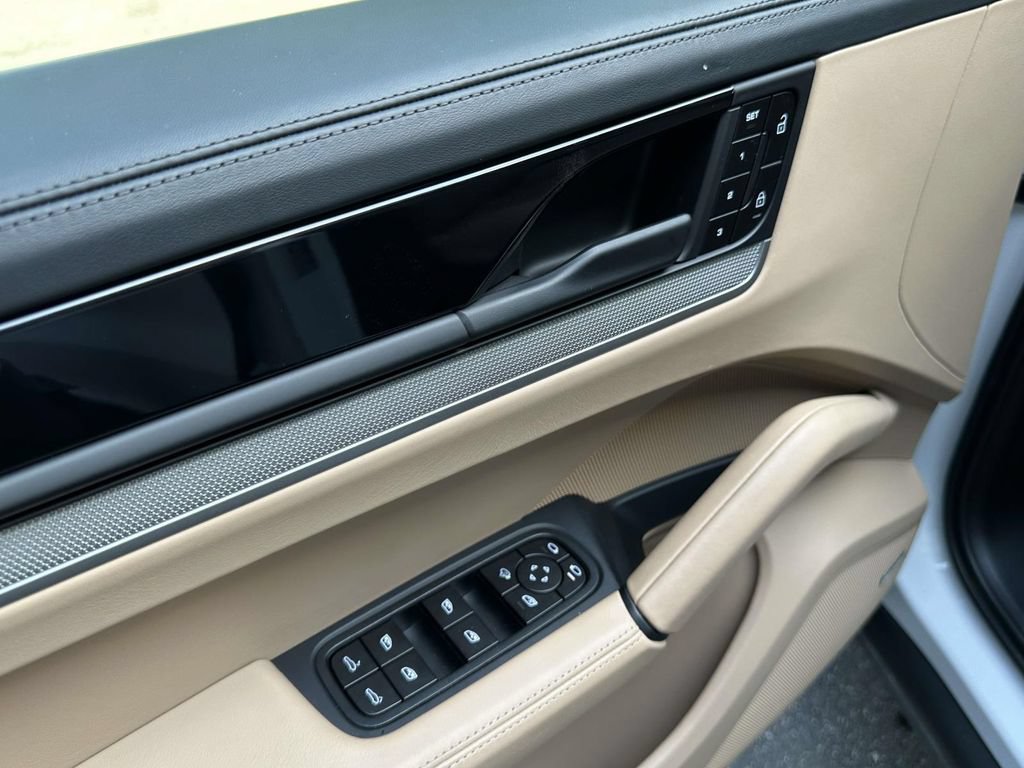 Certified 2026 Porsche Cayenne AWD/4WD image 18