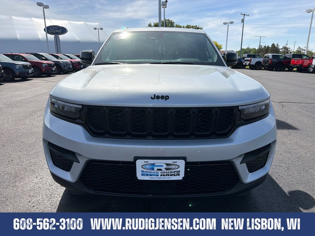 Used 2025 Jeep Grand Cherokee Altitude AWD/4WD image 8