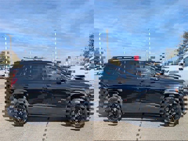 Used 2023 GMC Acadia AT4 w/ Technology Package image 3