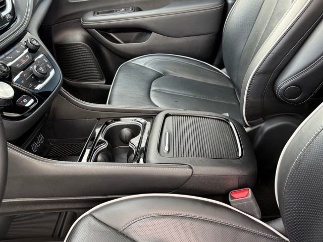 Used 2025 Chrysler Pacifica Limited image 25