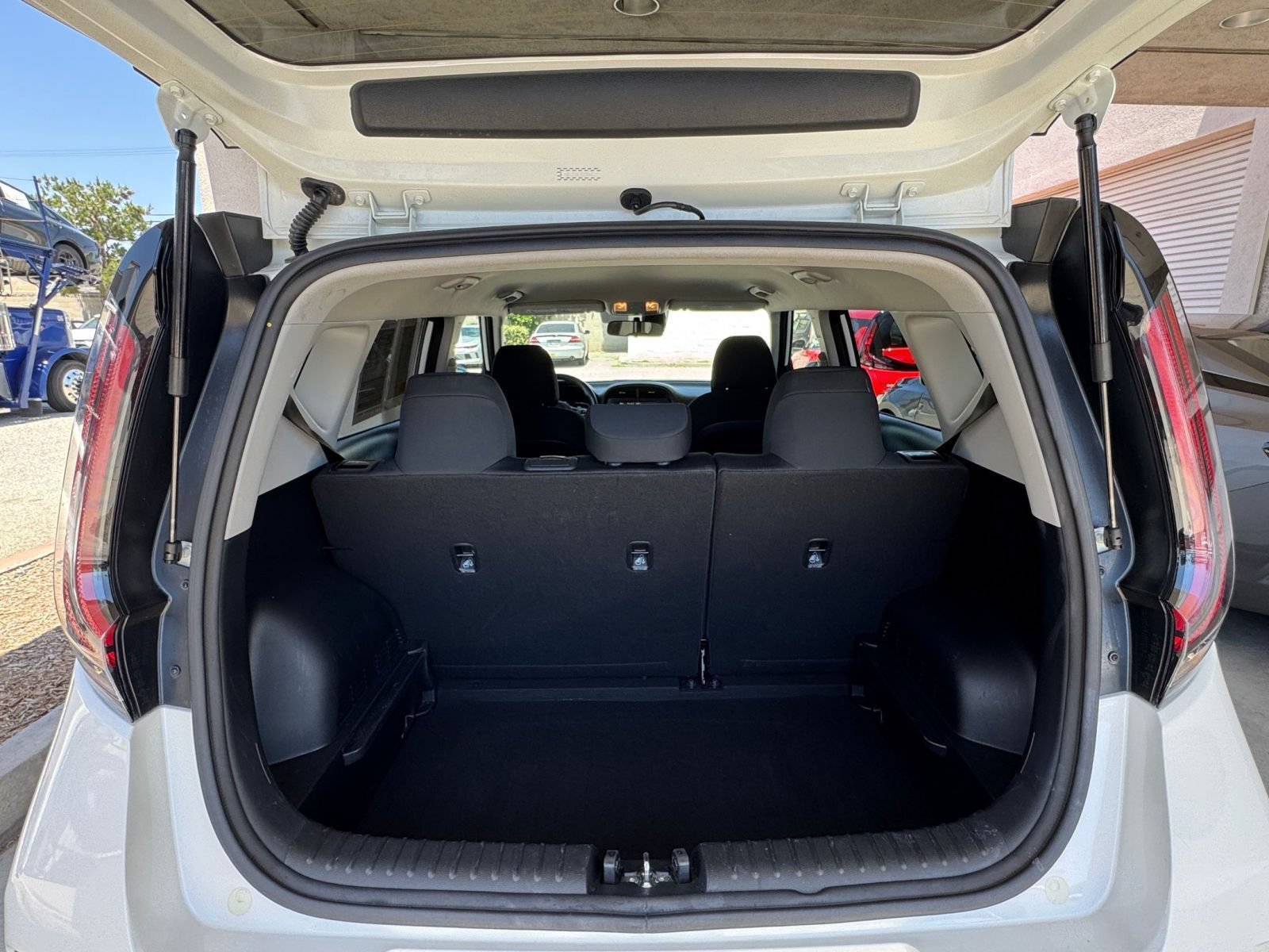 Used 2025 Kia Soul LX w/ LX Technology Package FWD image 29