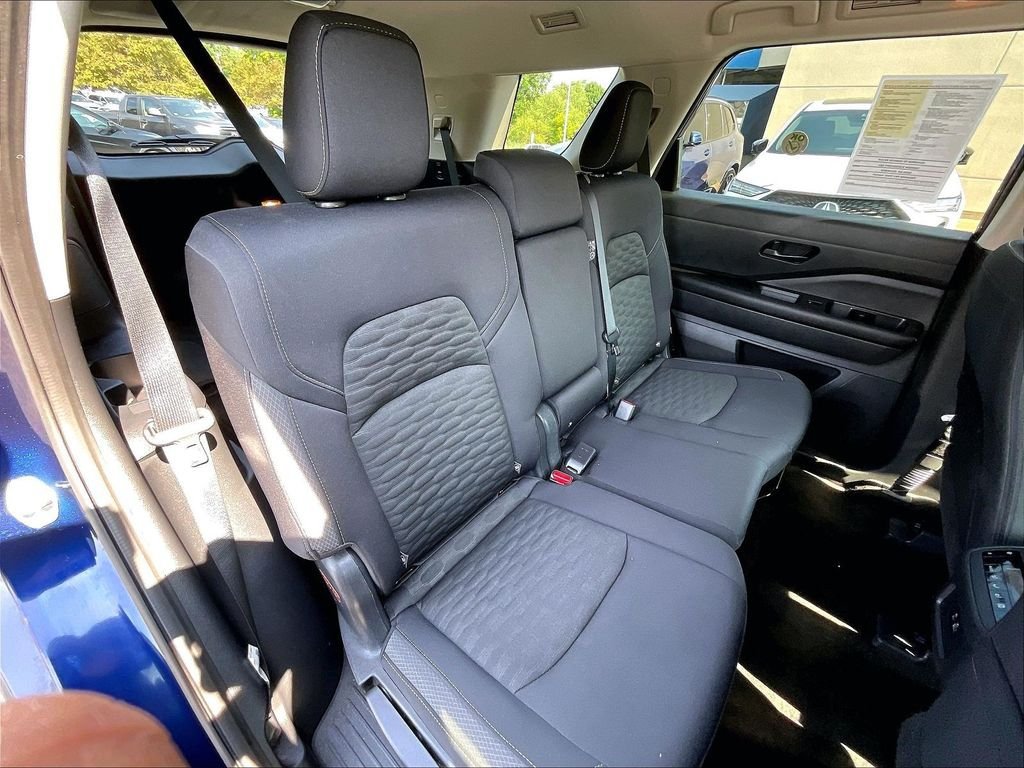 Used 2024 Nissan Pathfinder SV AWD/4WD image 16