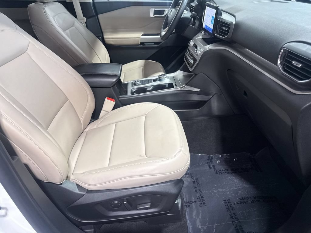 Used 2023 Ford Explorer XLT w/ Equipment Group 202A AWD/4WD image 31