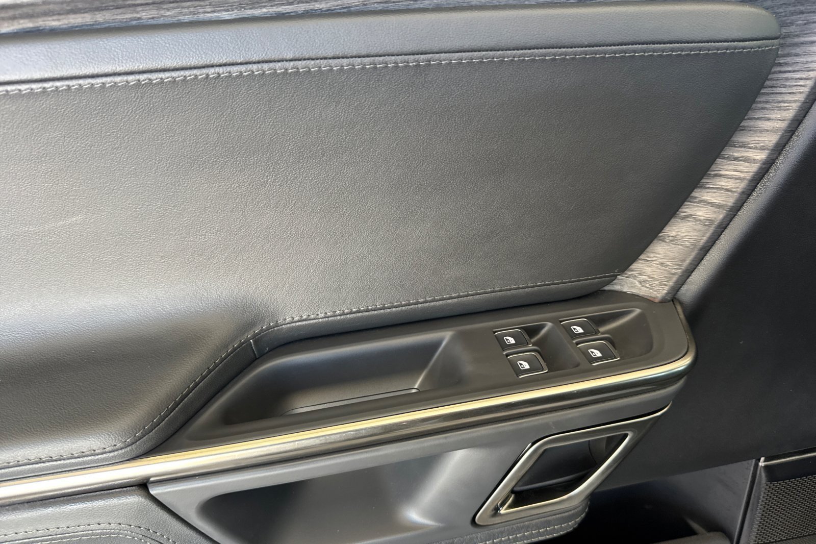 Used 2024 Rivian R1S Adventure AWD/4WD image 10