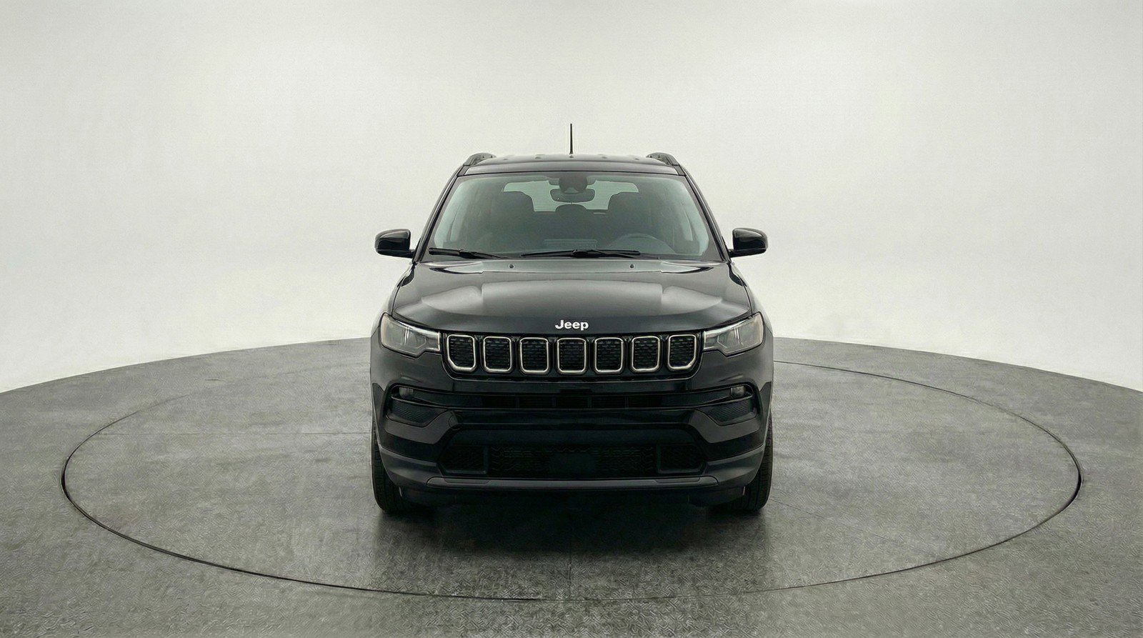 Used 2025 Jeep Compass Latitude AWD/4WD image 2