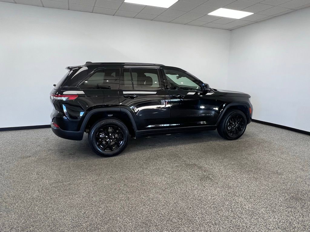 Used 2024 Jeep Grand Cherokee Altitude image 21