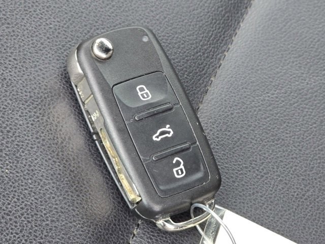 Used 2018 Volkswagen Beetle 2.0T S image 33