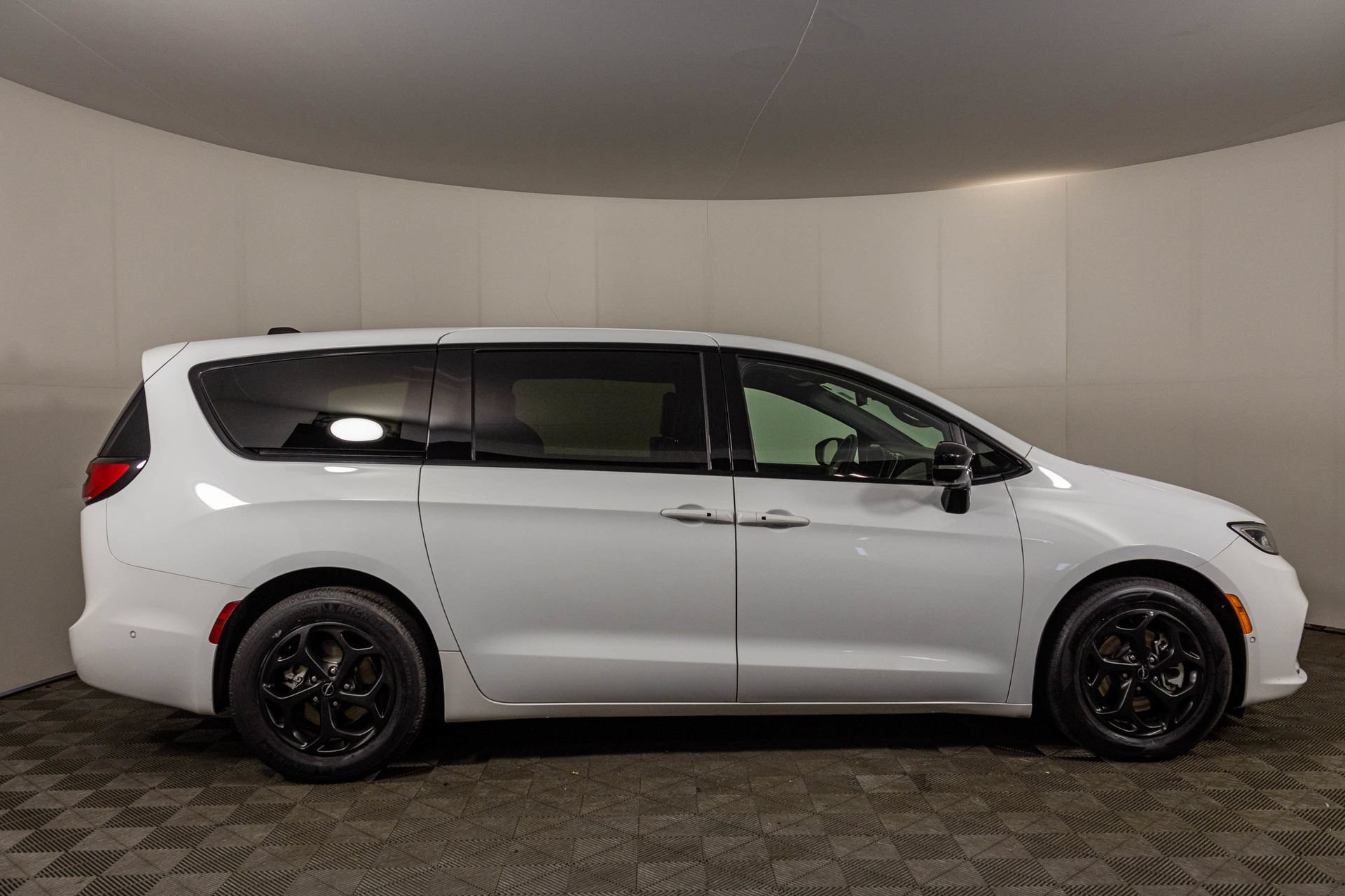 Used 2024 Chrysler Pacifica Limited FWD image 17
