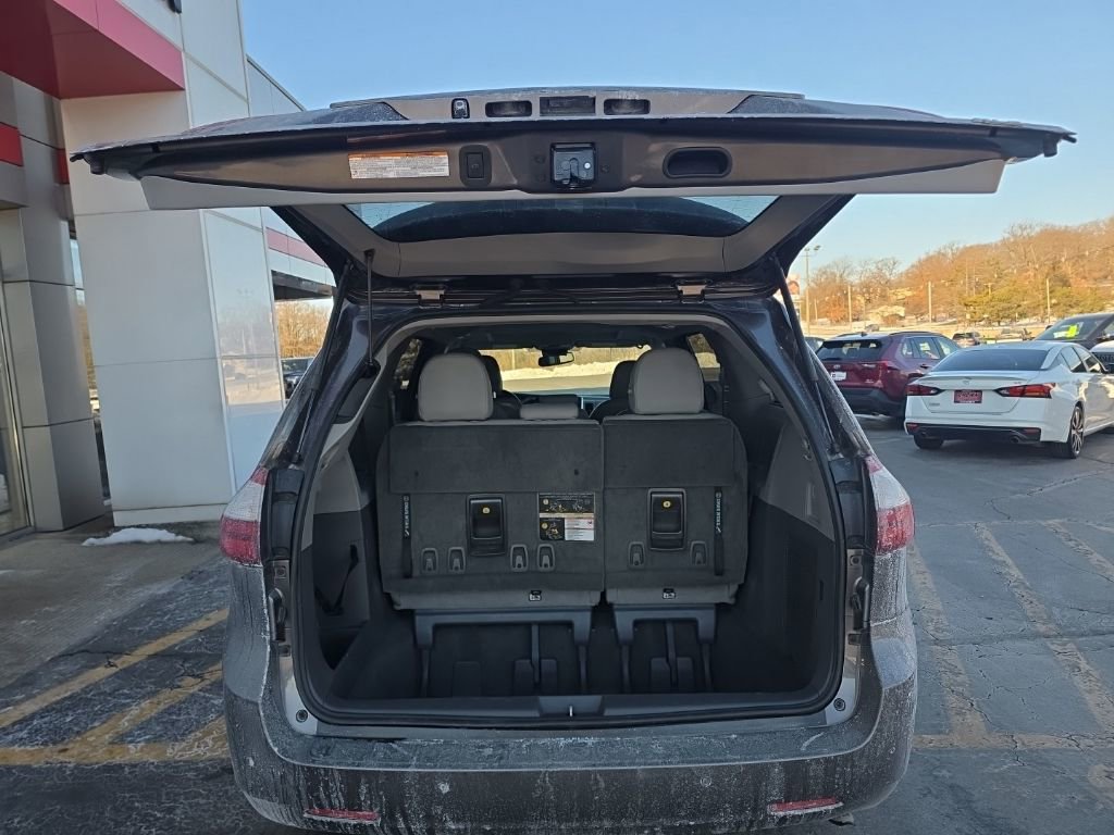 Used 2019 Toyota Sienna XLE w/ XLE Navigation Package image 6