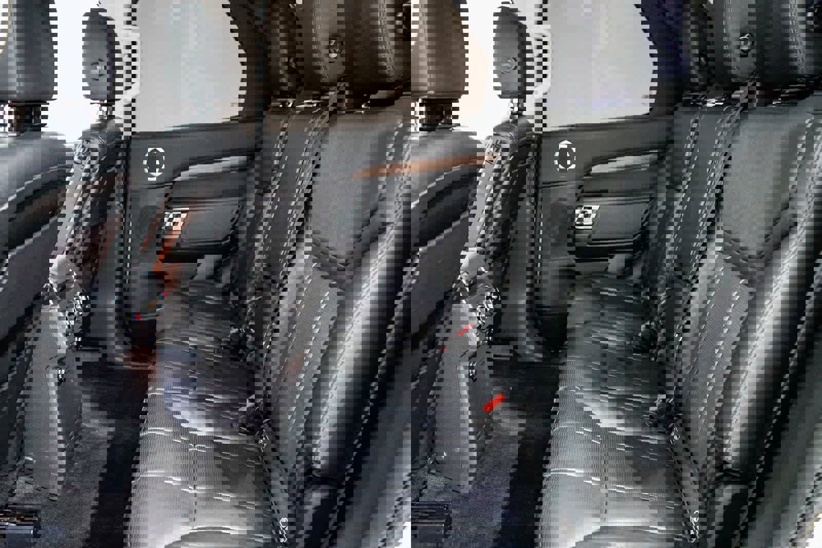 Used 2018 Land Rover Discovery HSE image 18