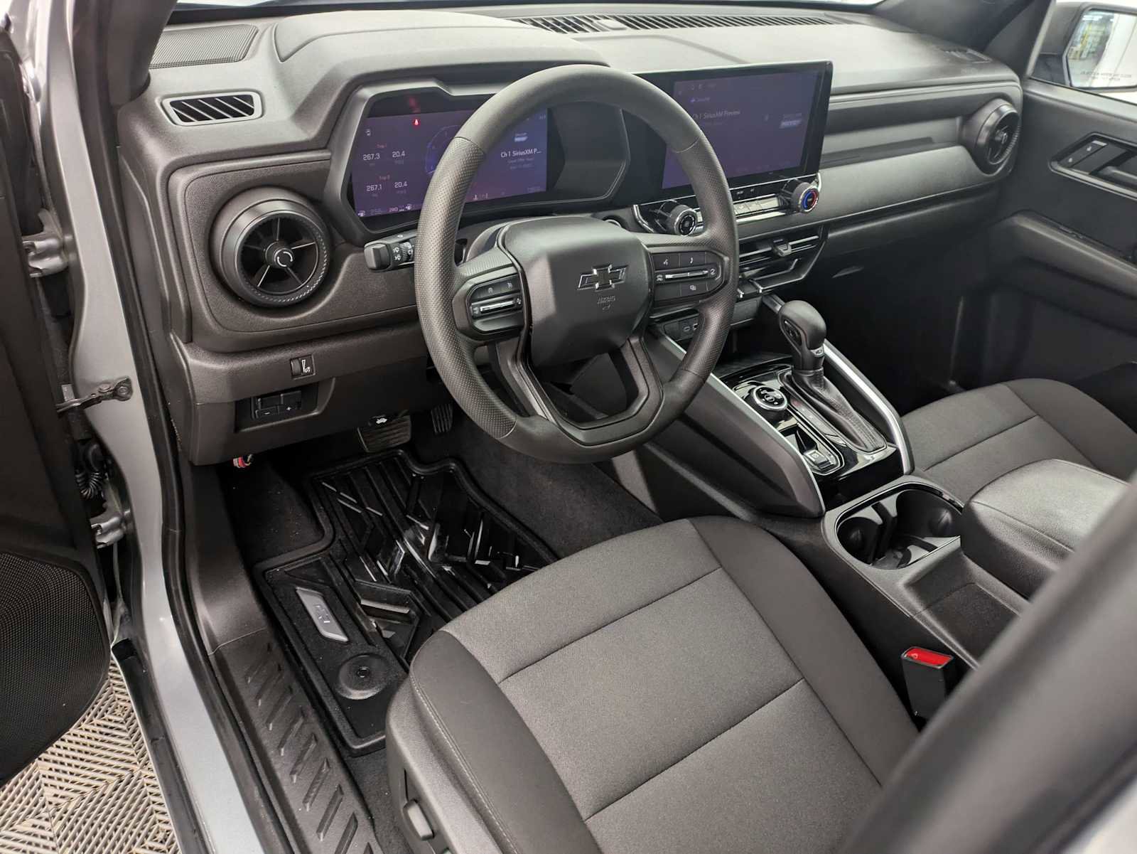 Used 2024 Chevrolet Colorado Trail Boss w/ Advanced Trailering Package image 2