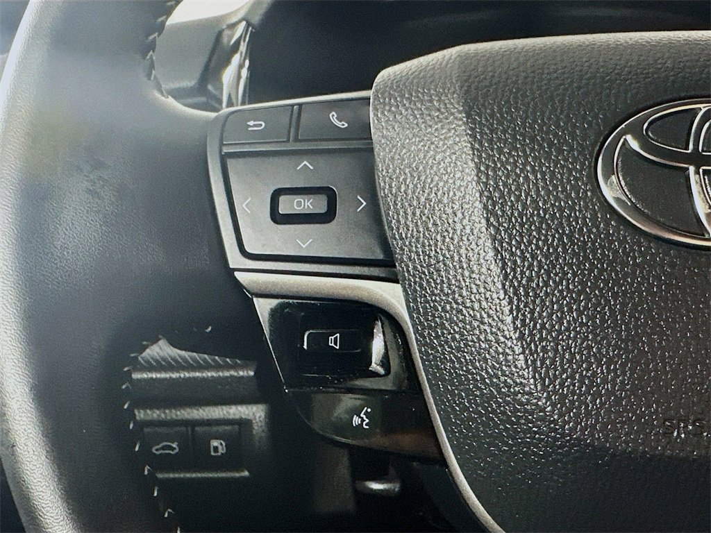 Used 2025 Toyota Camry SE image 25